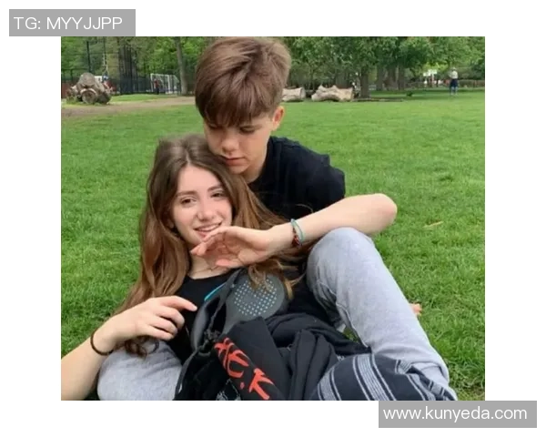 女子与足球明星亲密合影展现运动魅力与青春活力的精彩瞬间