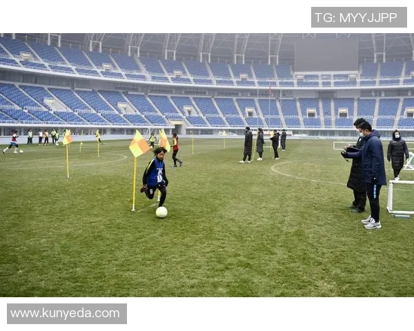 足球之星闪耀赛场技艺超群引领风潮激励无数年轻梦想追逐者 足球之星闪耀赛场技艺超群引领风潮激励无数年轻梦想追逐者