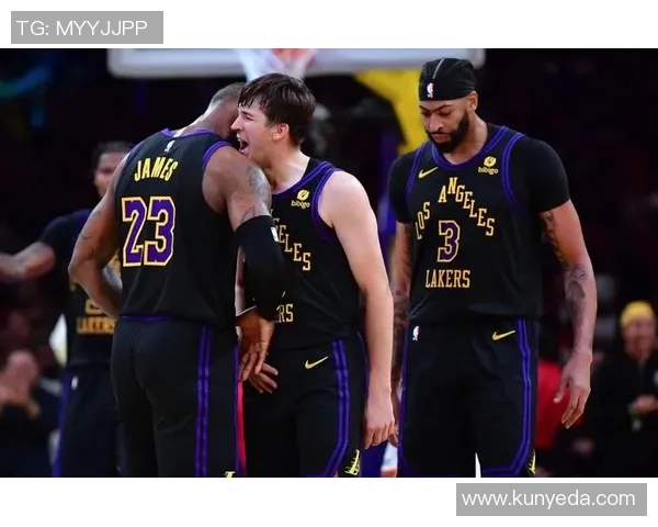 足球明星齐聚湖人主场观战精彩赛事引发热议 足球明星齐聚湖人主场观战精彩赛事引发热议