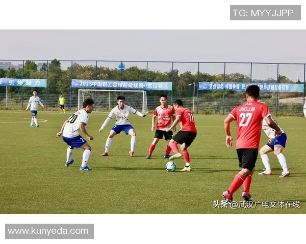 足球明星训练中的快乐时光与拼搏精神的完美结合 足球明星训练中的快乐时光与拼搏精神的完美结合